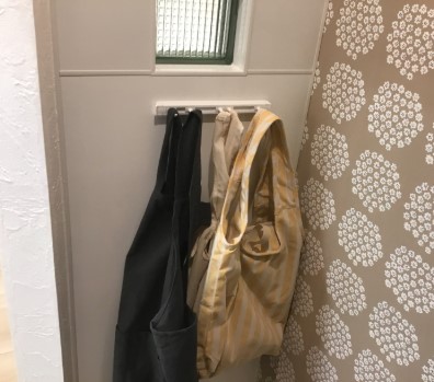 パントリーの中にもホーローパネルを設置。エコバッグをかけたり、買い物メモを直接パネルに書けますよ♪